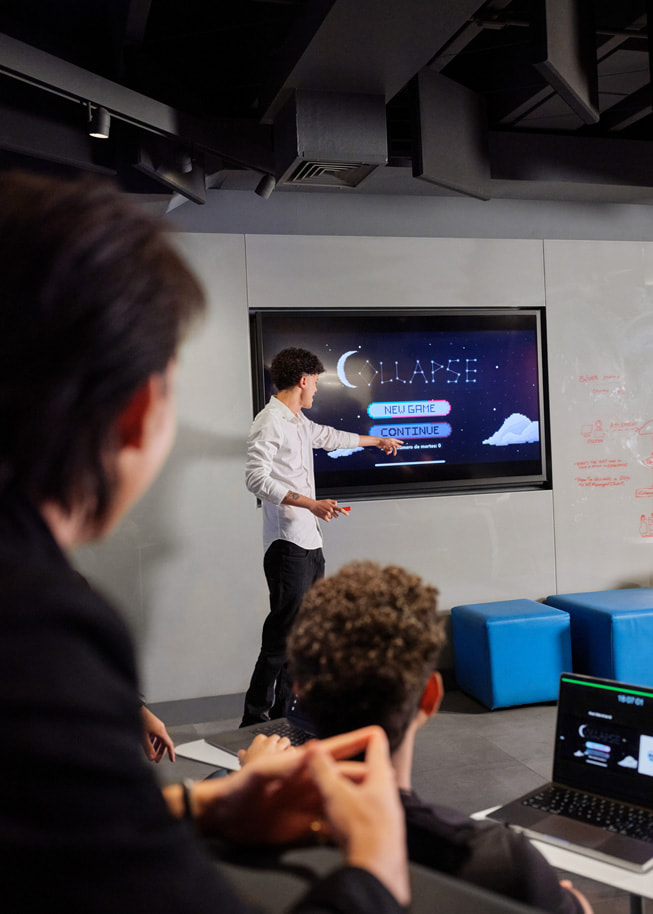 Estudante fazendo uma apresentação em uma aula na Apple Developer Academy, em Brasília. 