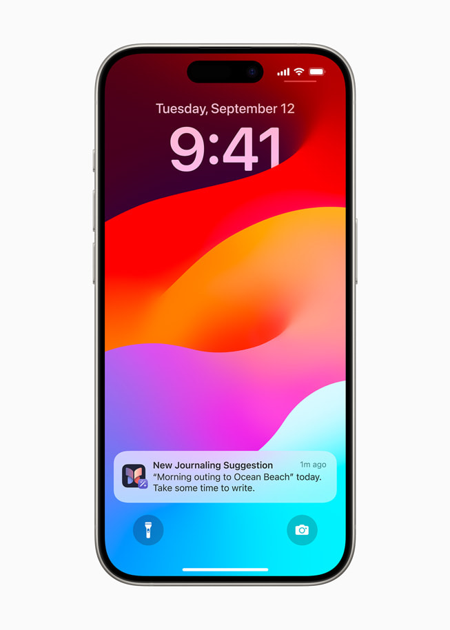 Un iPhone 15 Pro affiche une notification indiquant qu’une nouvelle suggestion est disponible dans l’application Journal.