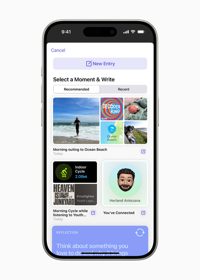 Ein iPhone 15 Pro mit der Benutzeroberfläche der Journal App und dem Vorschlag „Select a Moment & Write.“ 