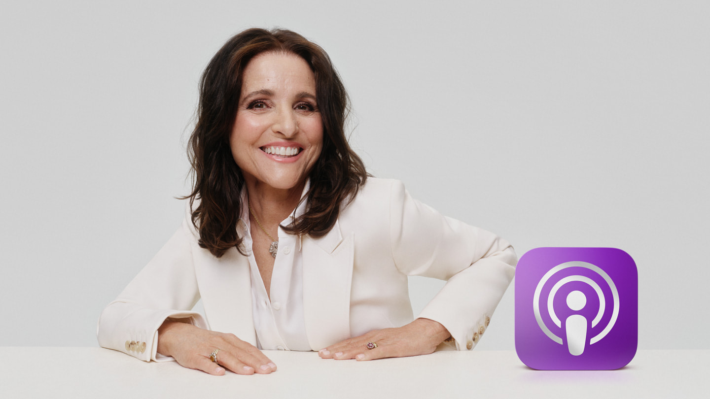 Un portrait de Julia Louis-Dreyfus avec le trophée Apple Podcasts.