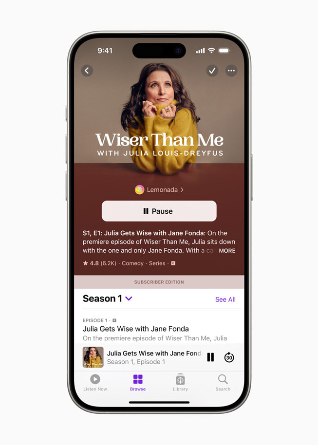 Strona podcastu „The Wiser Than Me with Julia Louis-Dreyfus” pokazana na iPhonie 15 Pro.