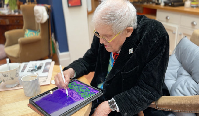 David Hockney is shown using Apple Pencil and iPad Pro to draw the Battersea Christmas Project.