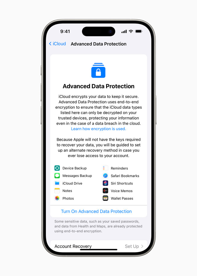 La richiesta di attivare la Protezione Avanzata dei Dati su un iPhone 15 Pro.