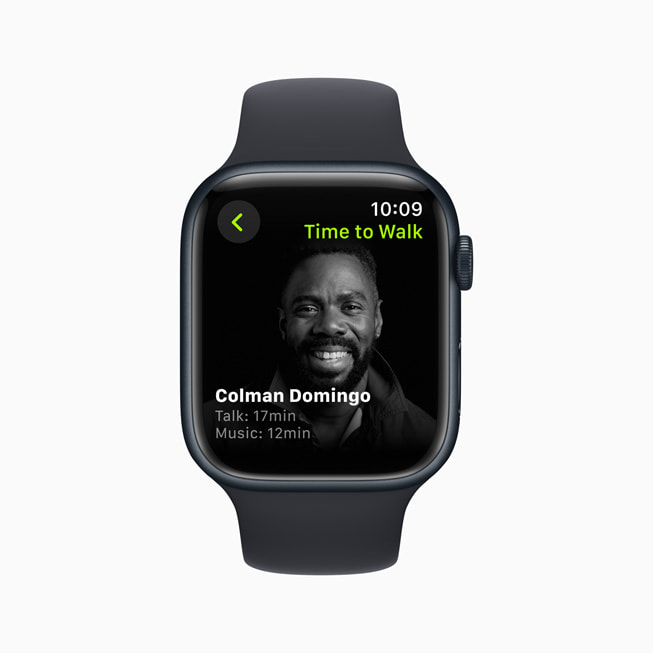L’épisode de Marcher avec Colman Domingo est affiché sur un iPhone et une Apple Watch.