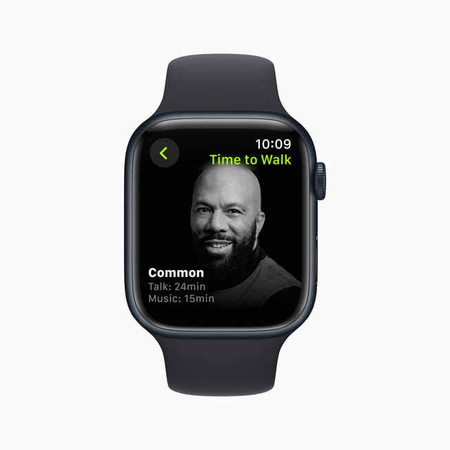 Time to Walk bersama Common ditampilkan di iPhone dan Apple Watch.