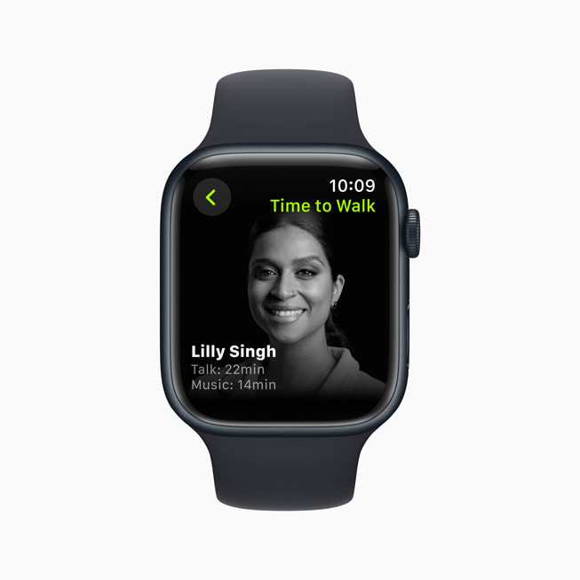 L’épisode de Marcher avec Lilly Singh est affiché sur un iPhone et une Apple Watch.