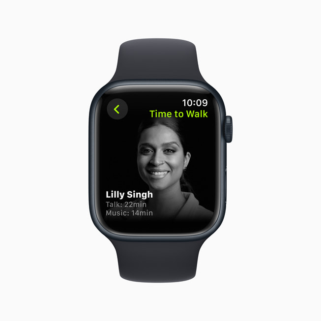 Time to Walk bersama Lilly Singh ditampilkan di iPhone dan Apple Watch.