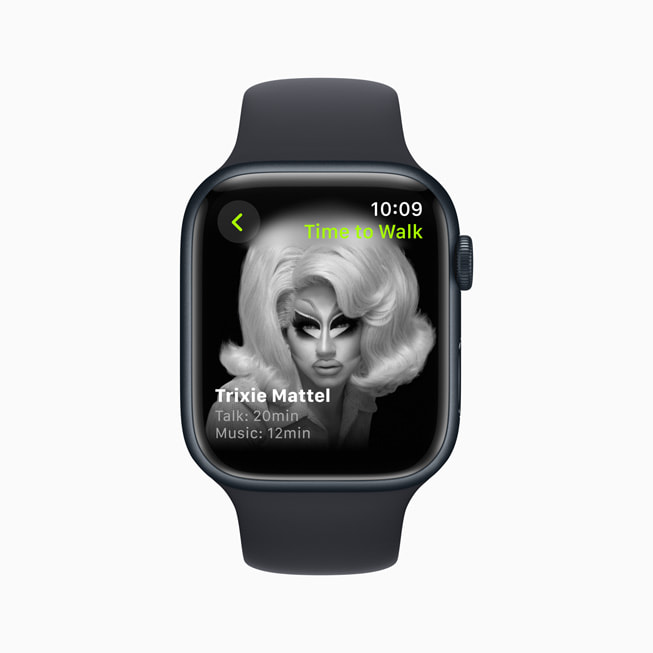 L’épisode de Marcher avec Trixie Mattel est affiché sur un iPhone et une Apple Watch.