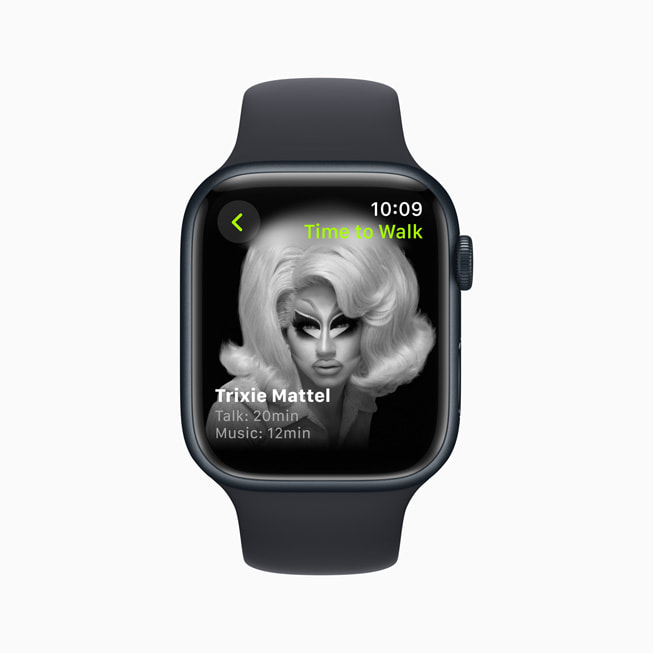 Time to Walk bersama Trixie Mattel ditampilkan di iPhone dan Apple Watch.