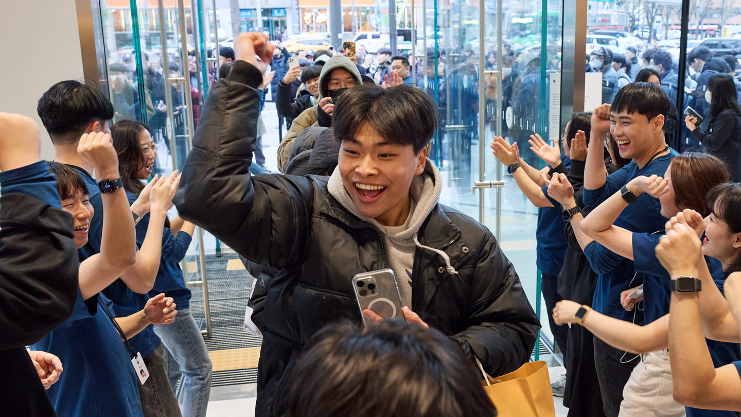 Apple Teammitglieder heissen die Kund:innen bei der Eröffnung von Apple Hongdae willkommen.
