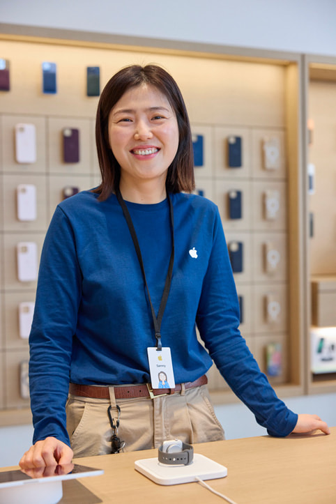 A smiling Apple team member inside of Apple Hongdae.