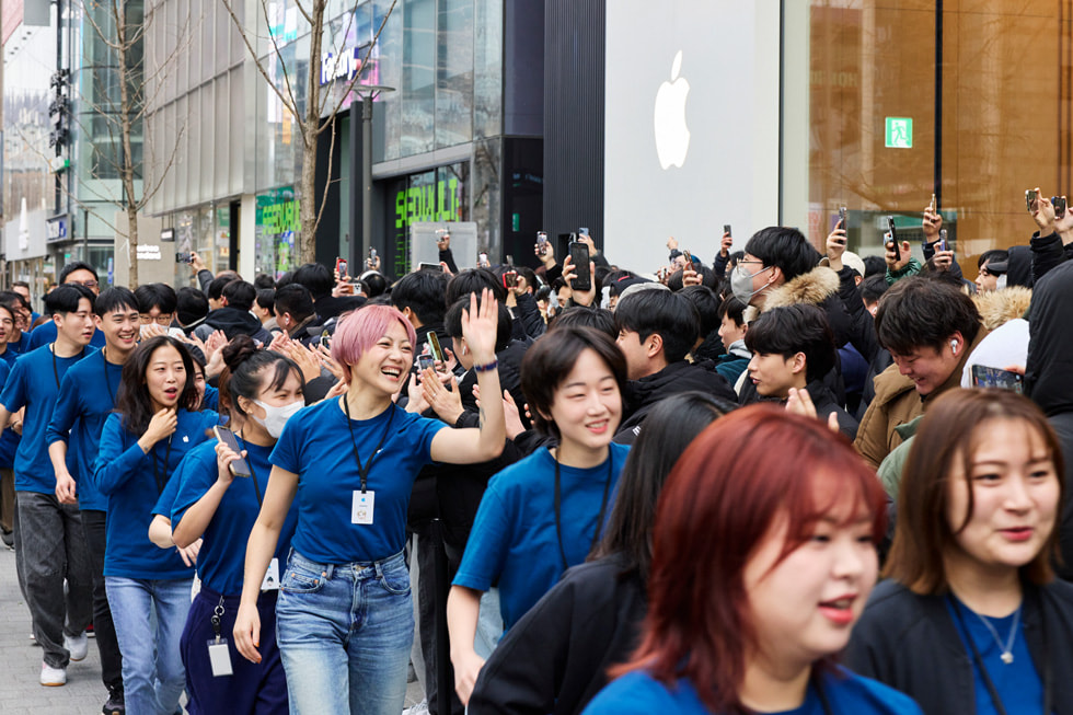 顧客及 Apple 團隊成員站於 Apple Hongdae 門外。