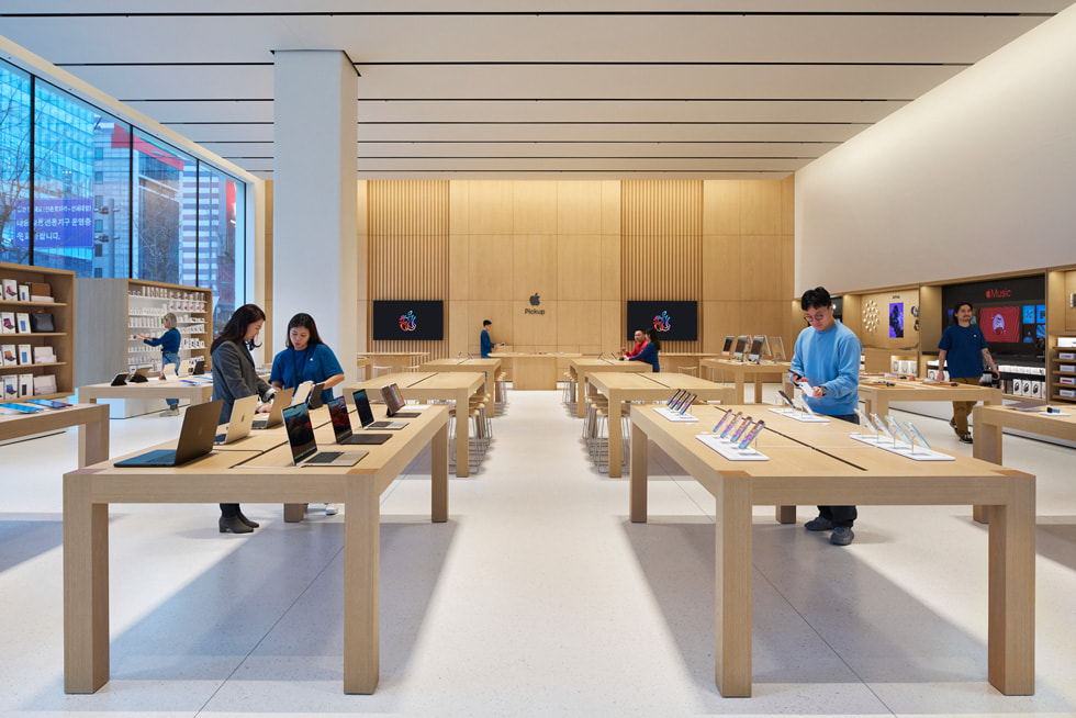 Một dãy bàn trưng bày các sản phẩm mới nhất của Apple bên trong cửa hàng. 