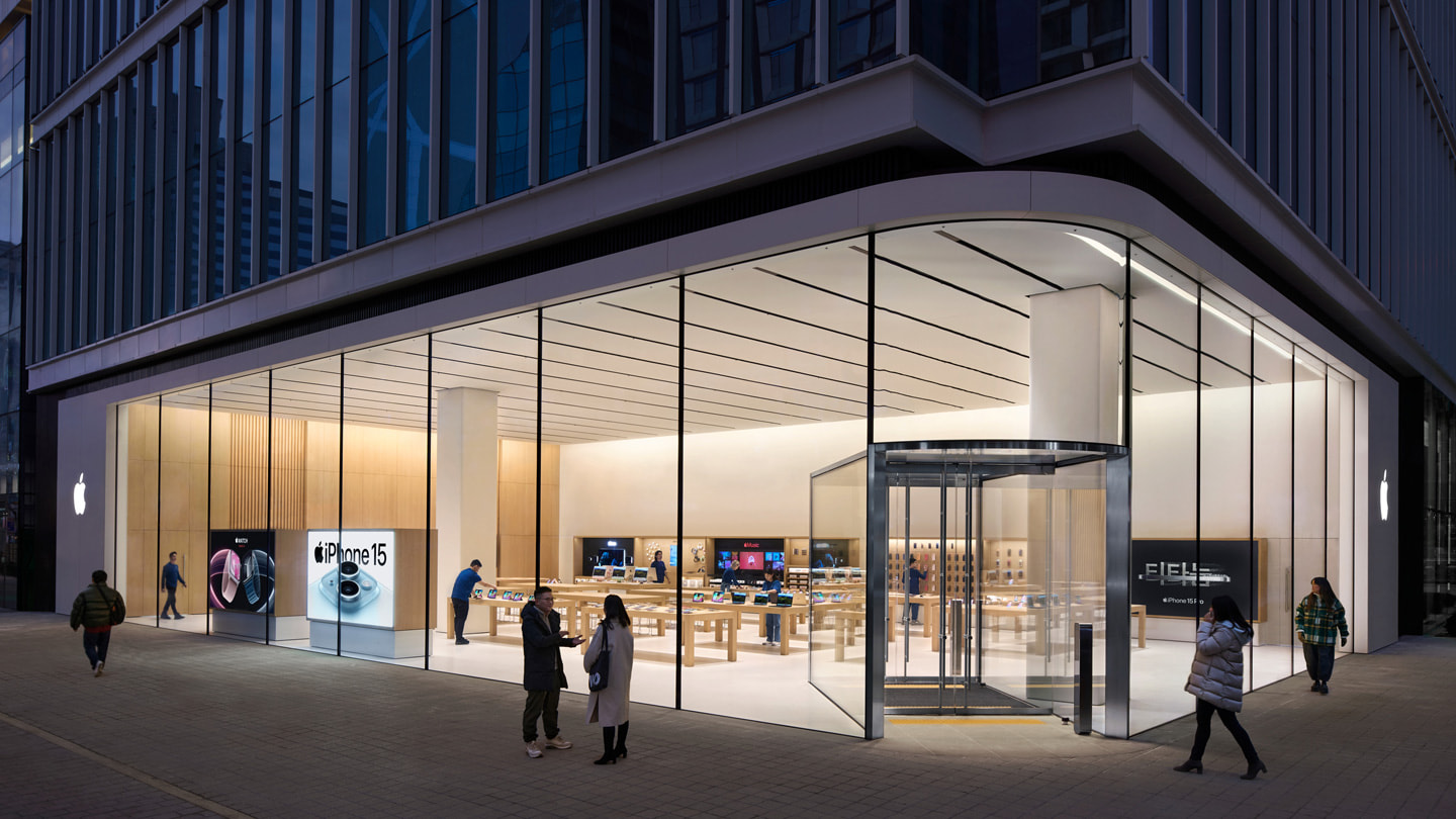 Des personnes se tiennent à l’extérieur d'Apple Hongdae.