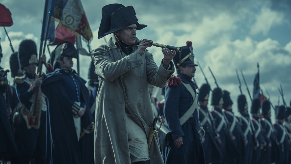 Snímek z filmu „Napoleon“ zachycuje hvězdu Joaquina Phoenixe v roli Napoleona na bitevním poli.