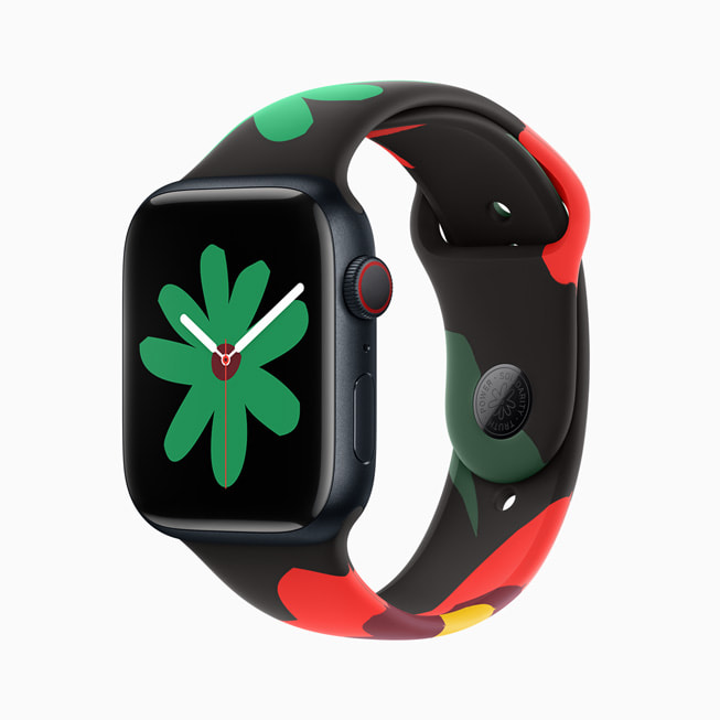 ภาพแสดง Apple Watch Series 9 กับสายและหน้าปัดคอลเลกชั่น Black Unity ใหม่ และในภาพนี้หน้าปัดแสดงดอกไม้สีเขียวขนาดเล็กลงมา