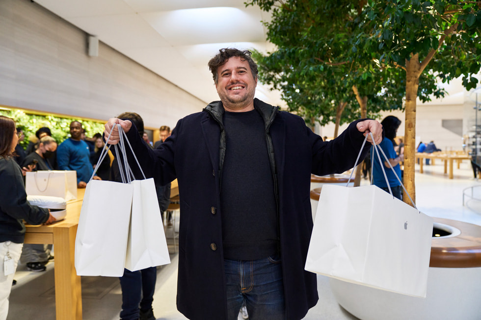 Un cliente con varias bolsas de Apple en Apple Fifth Avenue.