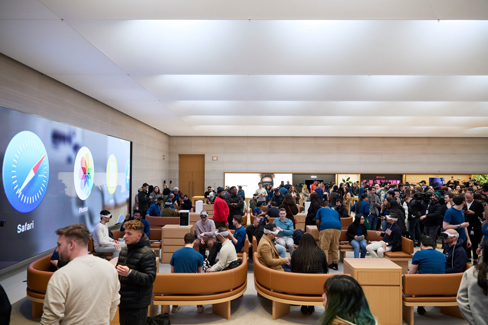 La multitud dentro de Apple Fifth Avenue para el lanzamiento de Apple Vision Pro.