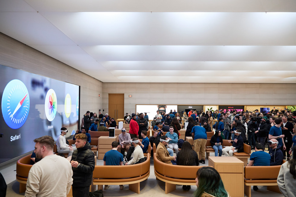 Multitud dentro de Apple Fifth Avenue para el lanzamiento de Apple Vision Pro.