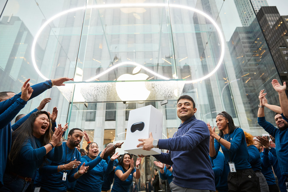 El primer cliente sale de la tienda Apple de la Quinta Avenida con un Apple Vision Pro.