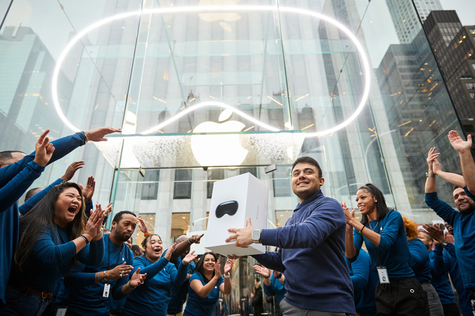 El primer cliente que sale de Apple Fifth Avenue con Apple Vision Pro.