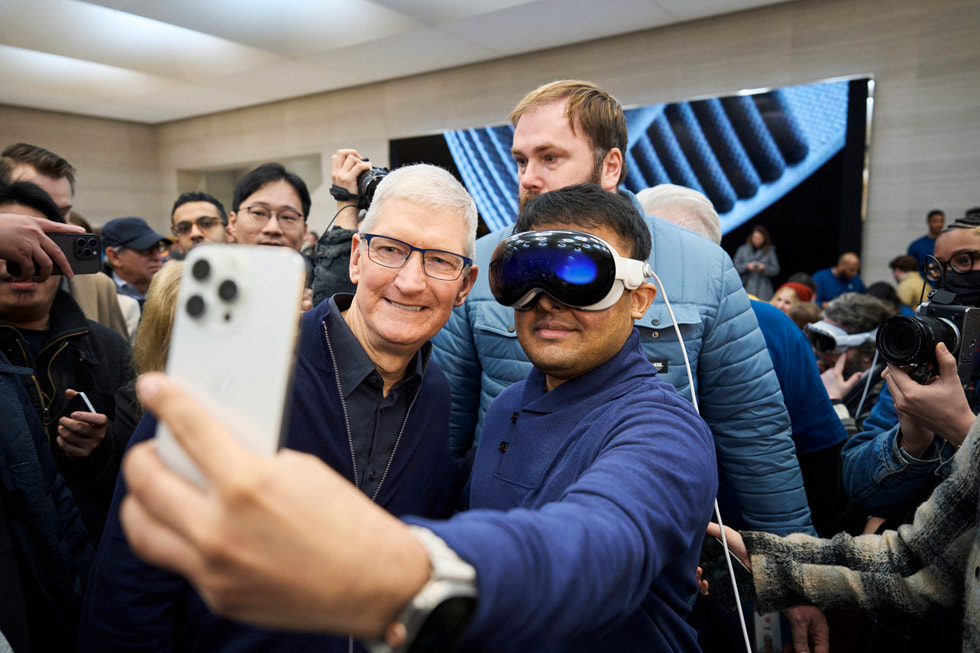 Tim Cook tomándose una selfie con un cliente de Apple Vision Pro.