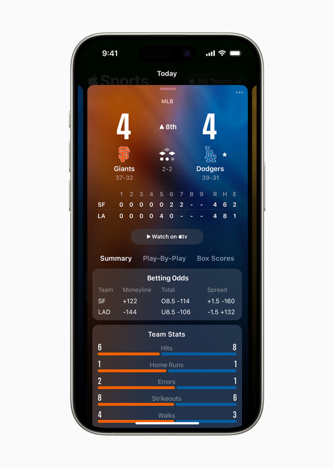 L’écran d’iPhone 15 Pro montre les cotes des paris et les statistiques de l’équipe pour un match en cours dans Apple Sports.