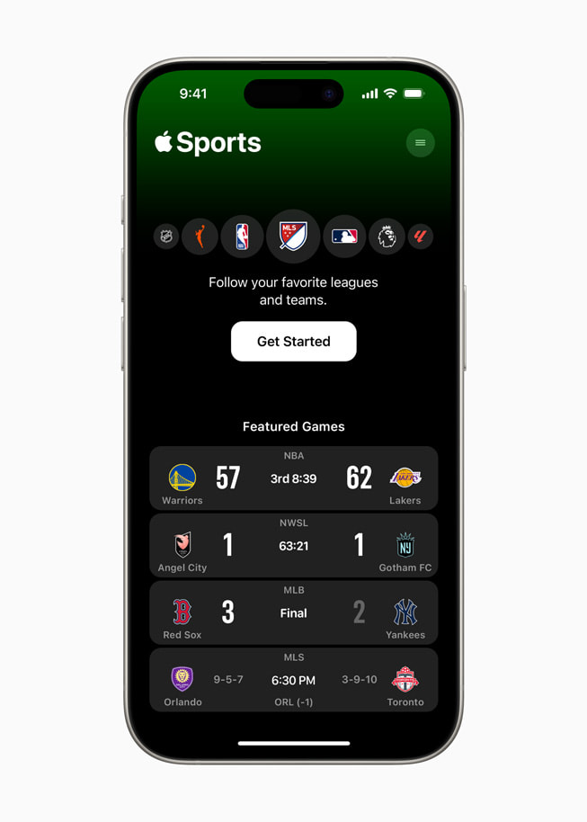 L’écran d’iPhone 15 Pro montre la page d’accueil d’Apple Sports, qui invite l’utilisateur ou l’utilisatrice à personnaliser son expérience.