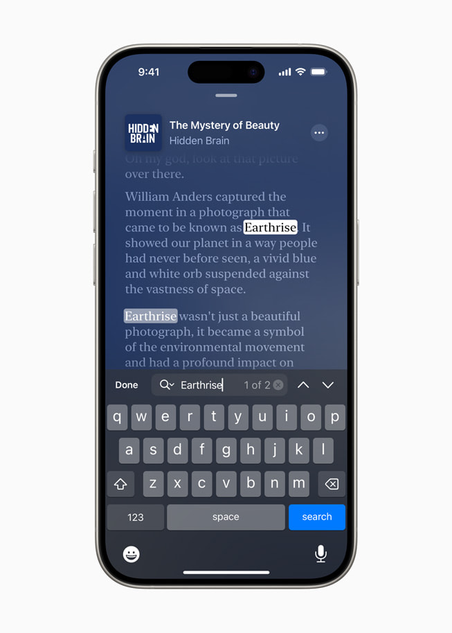 Sökfunktionen i transkribering i Apple Podcasts visas på iPhone 15 Pro.