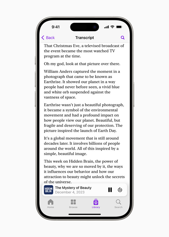 Et statisk billede af en transskription af podcastepisoden "The Mystery of Beauty” fra podcasten “Hidden Brain” vises live i Apple Podcasts på en iPhone 15 Pro.