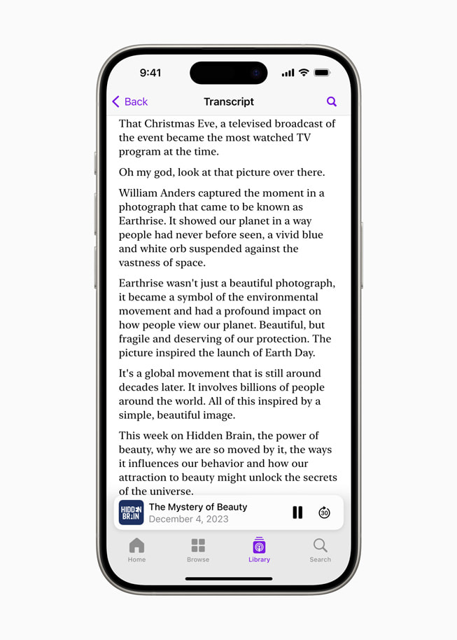 ภาพนิ่งแสดงการถอดเสียงข้อความของตอนที่ชื่อ "The Mystery of Beauty" จากพ็อดคาสท์ "Hidden Brain" แสดงอยู่ในแอป Apple Podcasts บน iPhone 15 Pro