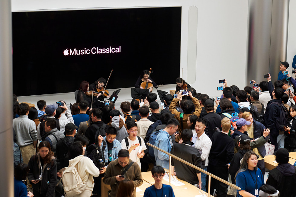 Young members of the Shanghai Symphony Orchestra perform inside Apple Jing'an as part of the store's opening festivities.