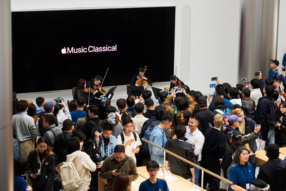 De jeunes membres de l’orchestre symphonique de Shanghai jouent dans la boutique Apple Jing’an pendant les festivités de l’inauguration.