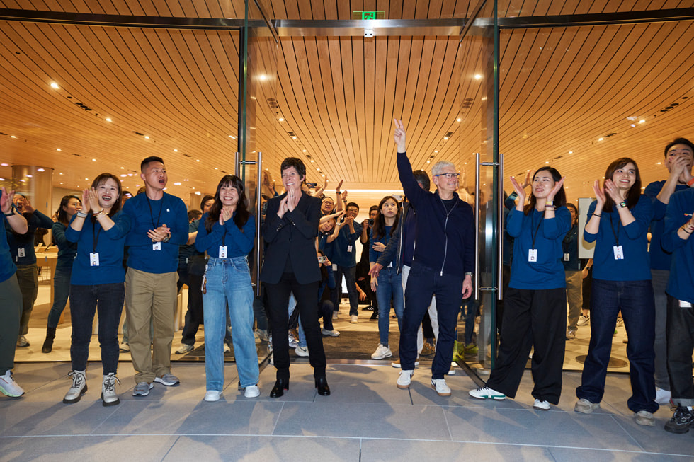 Deirdre O’Brien y Tim Cook abren las puertas en Apple Jing’an.