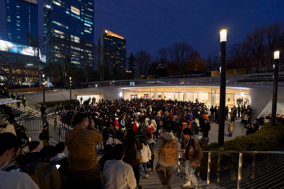 La foule s’amasse sur la place devant la boutique Apple Jing’an.