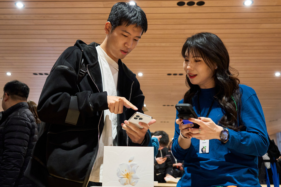 A team member at Apple Jing'an interacts with a customer.