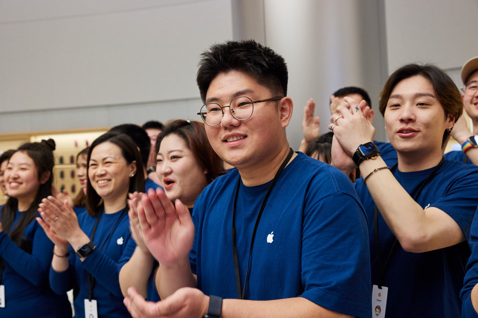 A animada equipe da loja posa para uma foto na Apple Jing’an.