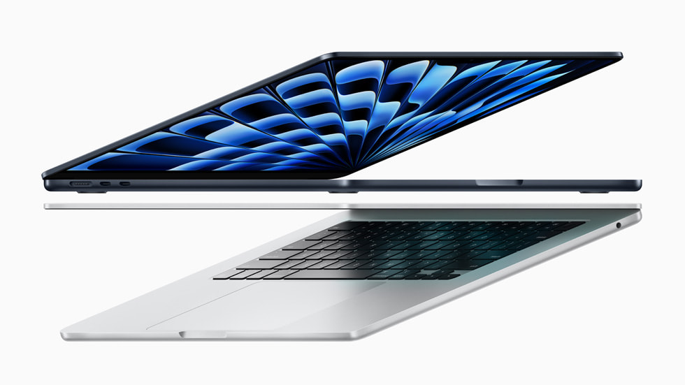 Deux nouveaux modèles de MacBook Air sont présentés à moitié fermés et vus de trois quarts.