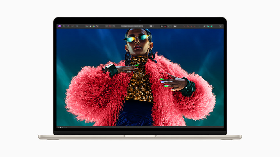 Eine Person, die einen leuchtend roten flauschigen Mantel trägt, wird auf dem neuen MacBook Air angezeigt.