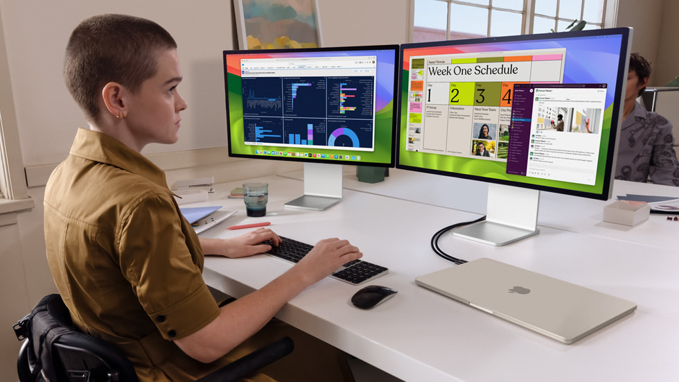 Une personne travaille sur le nouveau MacBook Air connecté à deux écrans externes.
