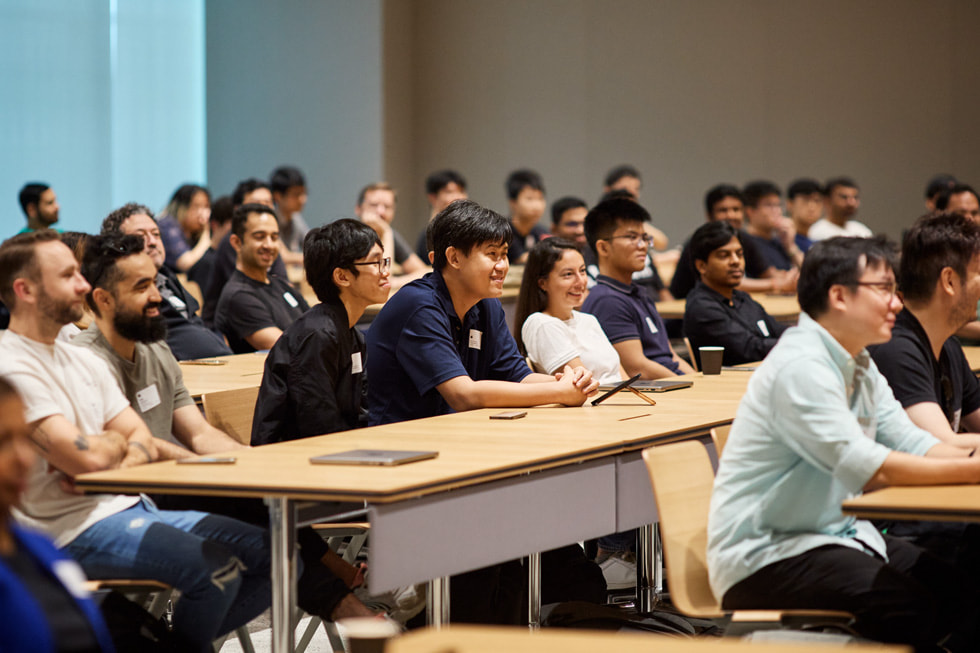 นักพัฒนาพบปะพูดคุยกันที่ Apple Developer Center Singapore
