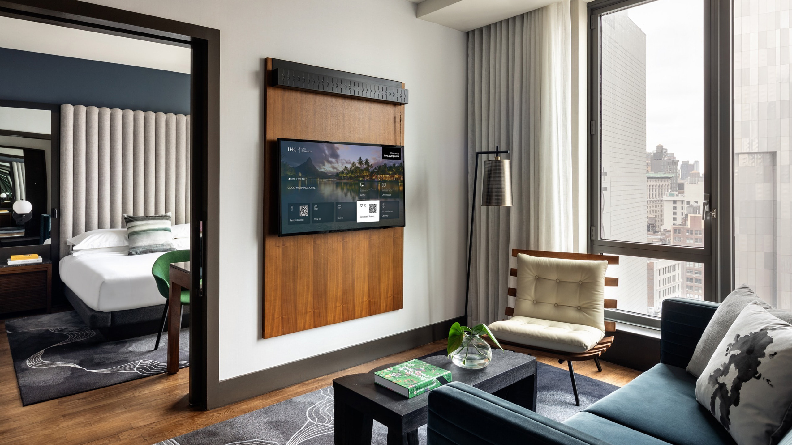 Se muestra AirPlay en un Hotel TV de LG en una habitación de hotel.