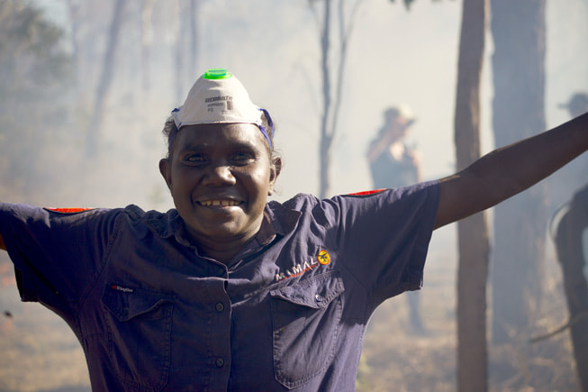 Everlyn Mardi crée un coupe-feu près d’Emu Springs avant le début de la saison des feux de forêt.