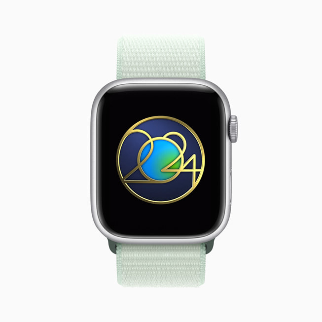 Apple Watch Series 8에 Apple Watch 사용자들이 지구의 날에 획득할 수 있는 한정판 보상이 표시된 모습.