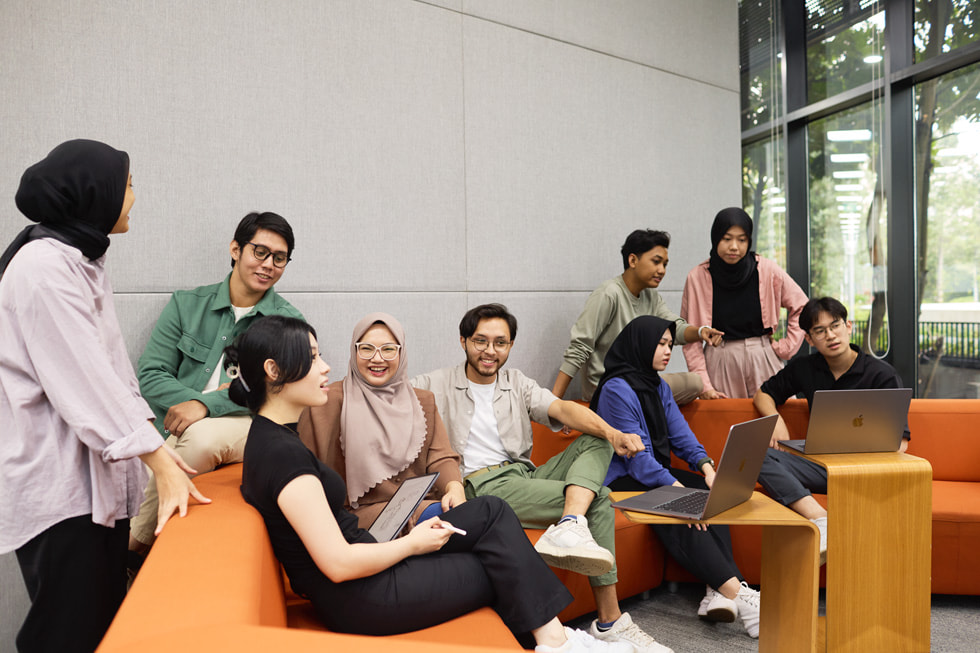 Nueve estudiantes de la Apple Developer Academy en un salón de clases.