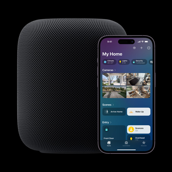 ภาพแสดง HomePod (รุ่นที่ 2) สีมิดไนท์ วางอยู่ถัดจาก iPhone ซึ่งกำลังเปิดแอปบ้านอยู่