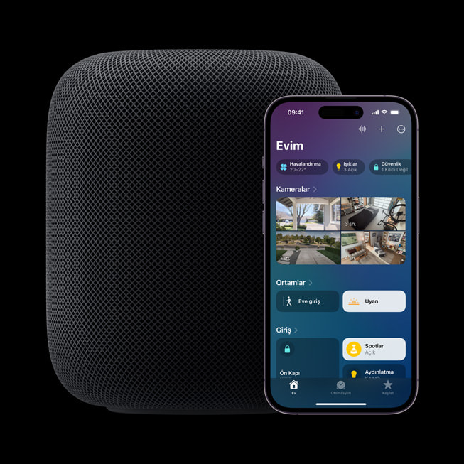 Gece yarısı renginde HomePod (2. nesil), Ev uygulamasının açık olduğu bir iPhone’un yanında gösteriliyor.
