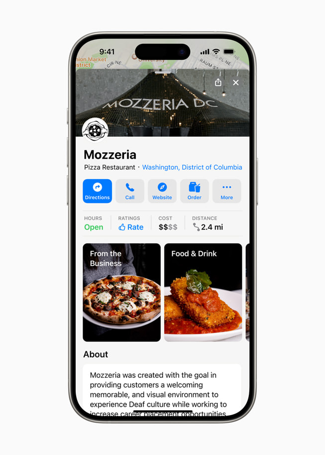Ein iPhone 15 mit Details zu Mozzeria in der Karten App, darunter Öffnungszeiten, Bewertungen, Kosten und Entfernung.