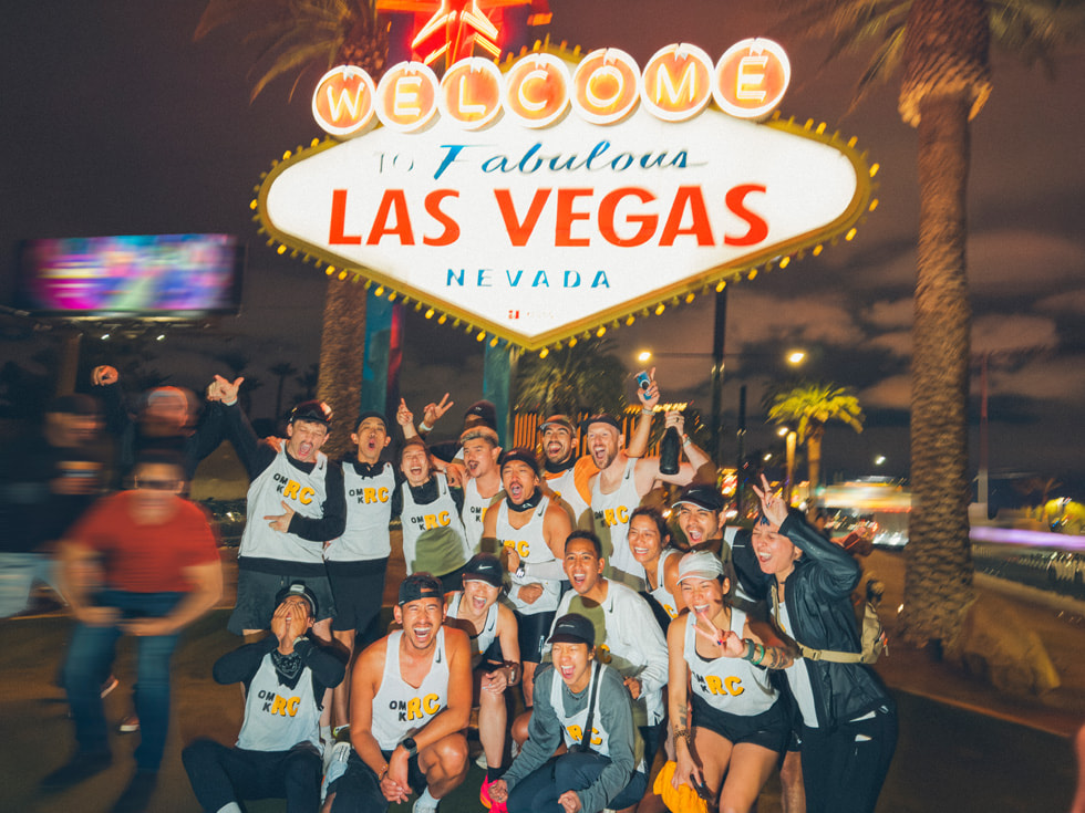 L’équipe célèbre le passage de la ligne d’arrivée à Las Vegas.