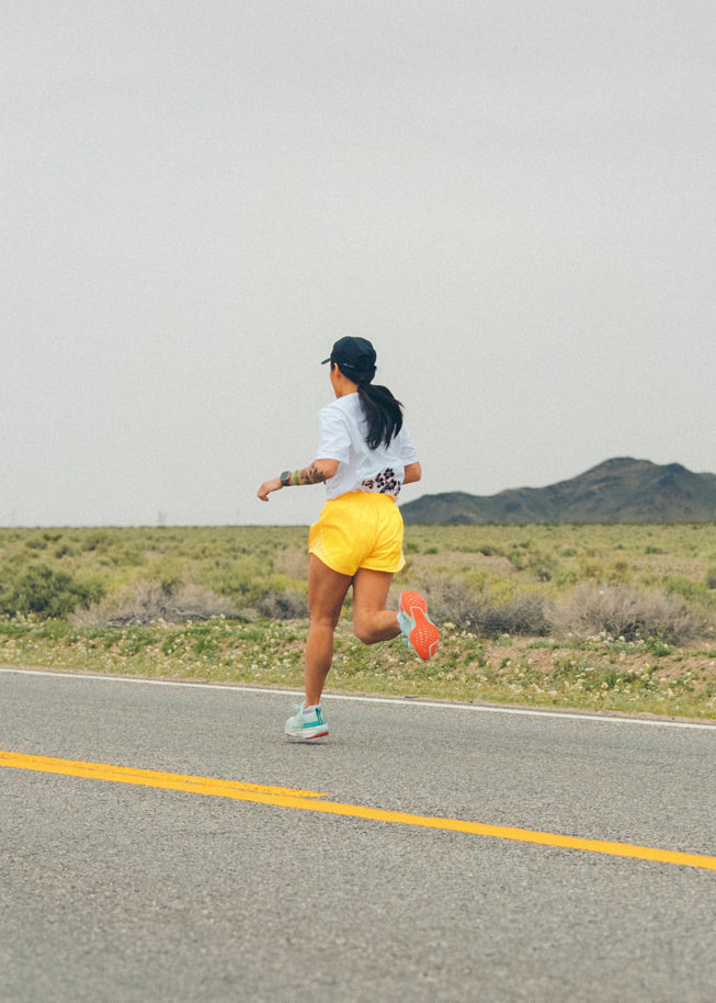 La coureuse Kim Yee parcourant une route dégagée.